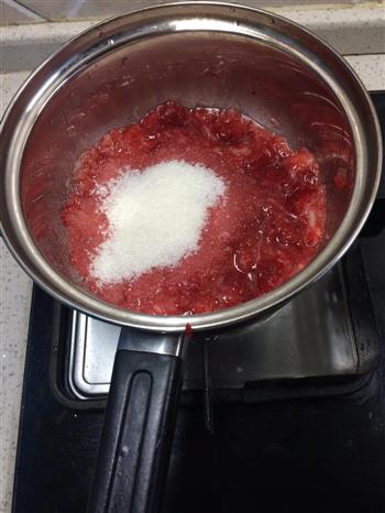 草莓奶油蛋糕卷的做法步骤2