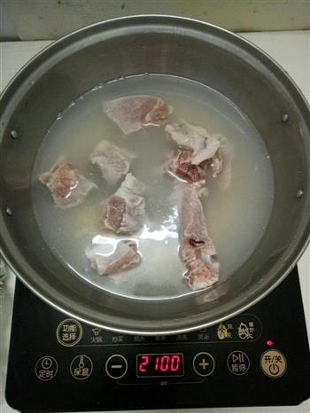 小鱼翅响螺片煲排骨汤的做法步骤2