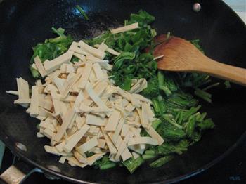 小松菜炒豆皮的做法步骤7
