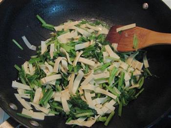 小松菜炒豆皮的做法步骤8