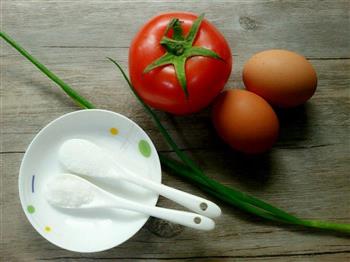 多汁西红柿炒鸡蛋的做法步骤1
