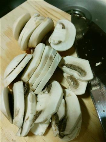 蘑菇瘦肉汤的做法图解3