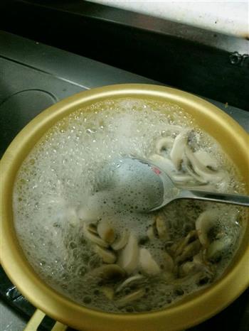 蘑菇瘦肉汤的做法步骤4