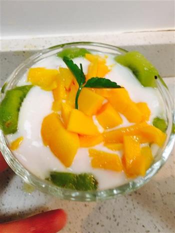 坚果芒果猕猴桃酸奶的做法步骤2