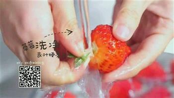 草莓冰糖葫芦的做法步骤1