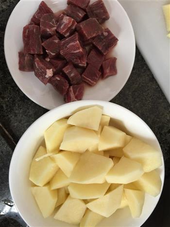 土豆炖牛肉的做法图解2