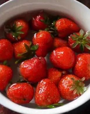 冰糖葫芦草莓串-清甜可口的做法步骤1
