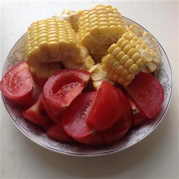 玉米番茄排骨汤的做法步骤1
