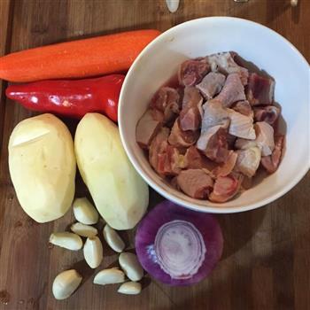 咖喱土豆胡萝卜炖鸡的做法图解1