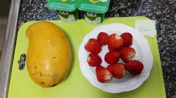 芒果草莓思慕雪的做法步骤1