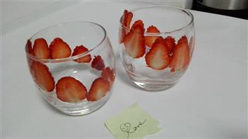 芒果草莓思慕雪的做法图解2