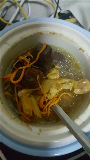 虫草花鱼胶鸭爪红枣炖汤的做法图解4