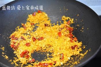 金黄酥脆，避风塘虾的做法步骤3