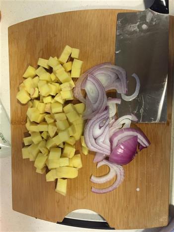 排骨土豆焖饭的做法图解1