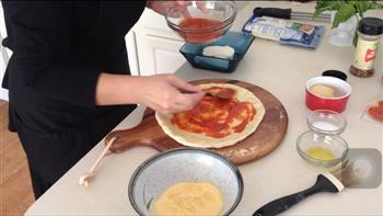 意大利香肠披萨的做法步骤1