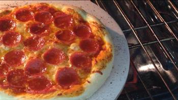 意大利香肠披萨的做法步骤2
