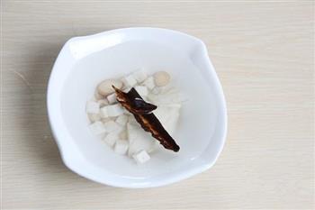 莽林灵芝茯苓排骨汤的做法图解3