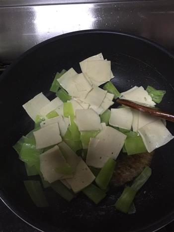 千页豆腐炒莴笋片的做法步骤4