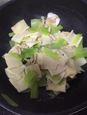 千页豆腐炒莴笋片的做法步骤5