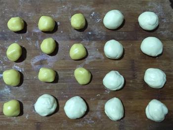 中式酥点的极致诱惑-豆沙菊花酥的做法步骤2