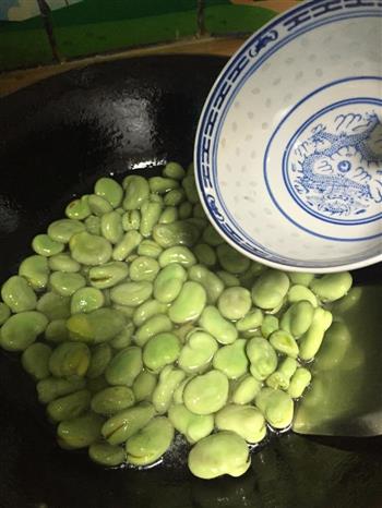 清炒蚕豆的做法步骤3