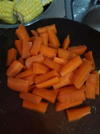 玉米胡萝卜炖骨汤的做法图解2