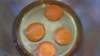 苦瓜、胡萝卜炒鸡蛋的做法步骤2
