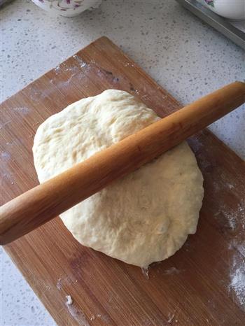 豆沙花式面包的做法步骤3