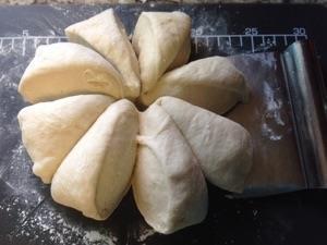 牛奶蜜红豆小餐包-面包机免油版的做法步骤4