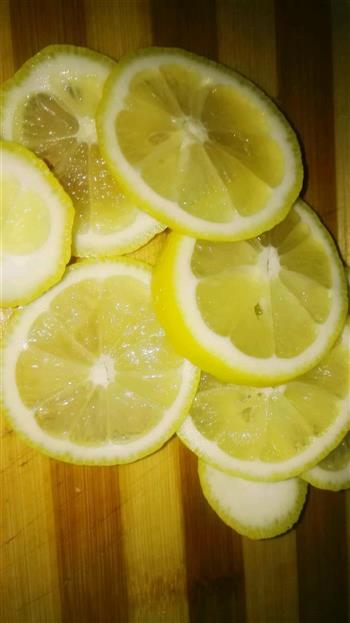 金银花绿茶柠檬蜂蜜水的做法图解3
