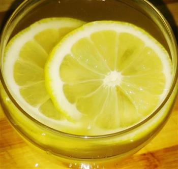 金银花绿茶柠檬蜂蜜水的做法步骤4