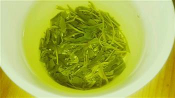 金银花绿茶柠檬蜂蜜水的做法步骤5