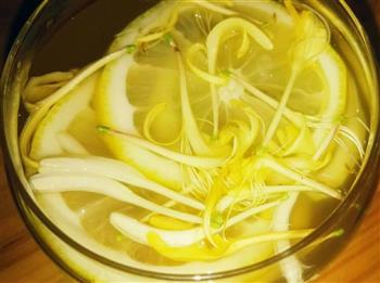 金银花绿茶柠檬蜂蜜水的做法步骤6