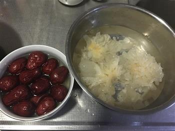 黄芪银耳红枣枸杞汤的做法步骤1
