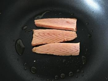 鲜味三文鱼炒饭的做法步骤3