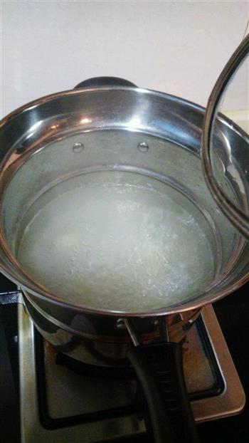 牛奶燕麦粥枸杞的做法步骤1