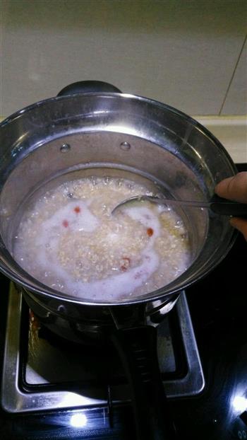 牛奶燕麦粥枸杞的做法步骤4