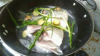 丰胸补钙鲈鱼汤-嘉的做法步骤1