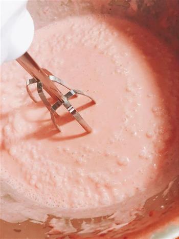 春色多彩草莓冰激凌的做法步骤4