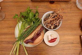 干锅腊肉茶树菇的做法步骤1