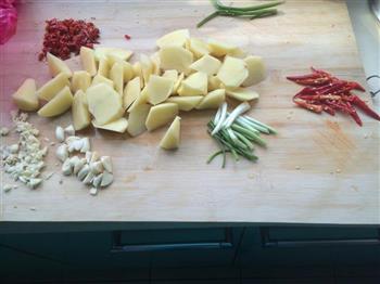 蒜香辣排骨炖土豆的做法图解2