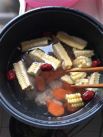 玉米胡萝卜排骨汤的做法步骤7