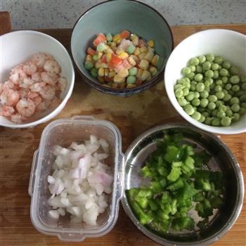 土豆哥辅食-青椒洋葱虾仁炒饭的做法步骤1