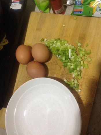 葱花煎蛋，葱花炒鸡蛋的做法图解1