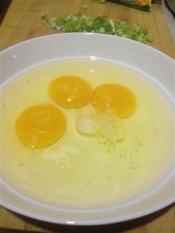 葱花煎蛋，葱花炒鸡蛋的做法步骤2