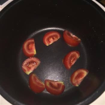 番茄鸡蛋疙瘩汤 电饭煲版的做法步骤1