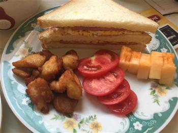 火腿蛋三明治配炸鸡+西红柿+哈密瓜的做法图解3