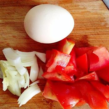 一个人的早餐-西红柿煎蛋面的做法步骤1