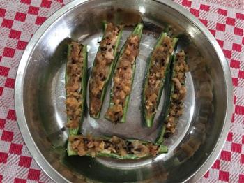 小鱼生餐鸡肉篇③香菇木耳鸡肉酿秋葵的做法步骤3