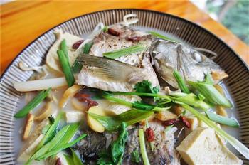 榨菜鱼头豆腐汤的做法步骤12
